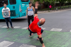 Breakdancer mitten auf der Straße (in einer Grünphase) im Bellavista Viertel